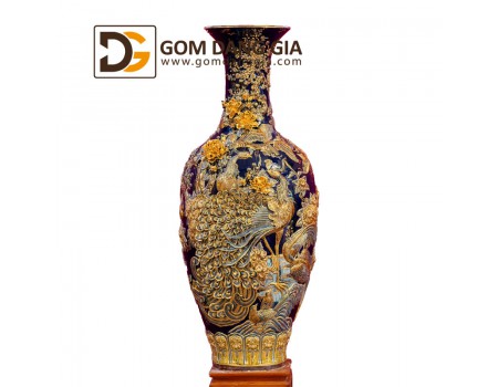 Lọ bảo bình Bát Tràng men xanh đậm, đắp nổi dát vàng công danh hoa đào mẫu đơn. Lọ bảo bình Bát Tràng men xanh đậm, đắp nổi dát vàng công danh hoa đào mẫu đơn.
