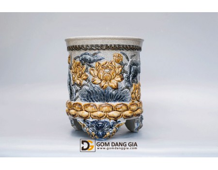 Bát hương đắp nổi hoa sen men rạn cổ, 3 chân Bát Tràng Bát hương đắp nổi hoa sen men rạn cổ, 3 chân Bát Tràng