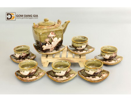 Bộ ấm chén men hỏa biến dáng ấm vuông da báo vẽ hoa sen. Bộ ấm chén men hỏa biến dáng ấm vuông da báo vẽ hoa sen.