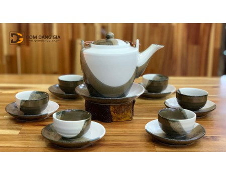 Bộ ấm chén men hỏa biến dáng vại men nâu, trắng. Bộ ấm chén men hỏa biến dáng vại men nâu, trắng.