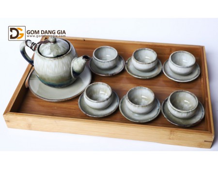 Bộ ấm trà Bát Tràng men hỏa biến trắng bạc S16 có khay. Bộ ấm trà Bát Tràng men hỏa biến trắng bạc S16 có khay.