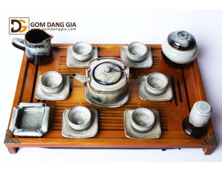 Bộ ấm trà Bát Tràng men hỏa biến trắng bạc S17 có khay. Bộ ấm trà Bát Tràng men hỏa biến trắng bạc S17 có khay.