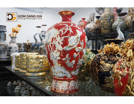 Mai bình vẽ vàng cửu ngư quần hội men nền đỏ (cá chép hoa sen) Mai bình vẽ vàng cửu ngư quần hội men nền đỏ (cá chép hoa sen)