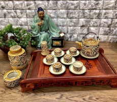 Bộ trà Bát Tràng khắc nổi hoa mẫu đơn dáng vại quai đồng