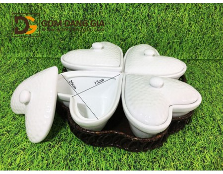 Khay đựng mứt bánh kẹo tết họa tiết tim 4 ngăn Khay đựng mứt bánh kẹo tết họa tiết tim 4 ngăn