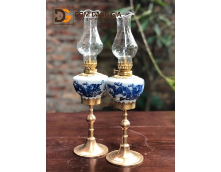 Đèn dầu vai vuông cổ đồ xanh men lam cổ bọc đồng chân cao Đèn dầu vai vuông cổ đồ xanh men lam cổ bọc đồng chân cao