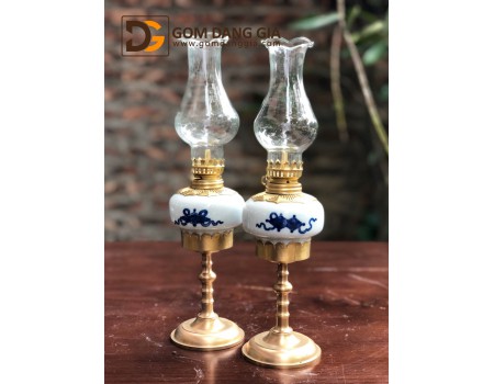 Đèn dầu quả hồng cột nhỏ xanh men lam cổ bọc đồng dáng chân cao Đèn dầu quả hồng cột nhỏ xanh men lam cổ bọc đồng dáng chân cao